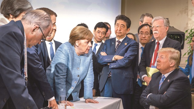 ​ABD Başkanı Donald Trump, ‘G7’yi bitiren kare’ olarak yorumlanan başta Merkel olmak üzere Avrupalı liderlerin kendisini ikna etmeye çalıştığı fotoğrafla ilgili açıklama yaptı. 