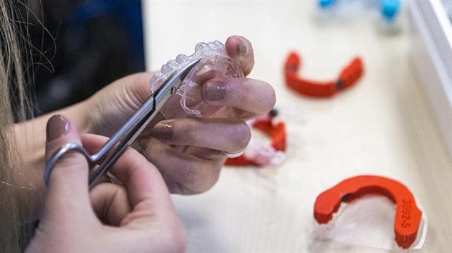 ​Türk girişimciler, 3D yazıcılarla diş tellerine alternatif şeffaf plaklar üretti.