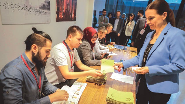 Gurbette 27. Dönem Milletvekili Genel Seçimi için oy vermeye başladı.