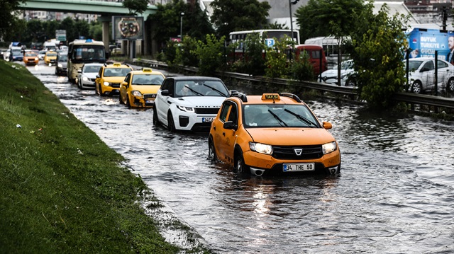 بالصور سقوط أمطار غزيرة على إسطنبول