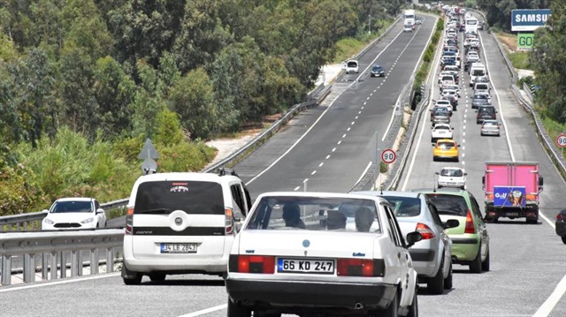 İstanbul yolunda trafik yoğunluğu yaşanıyor.