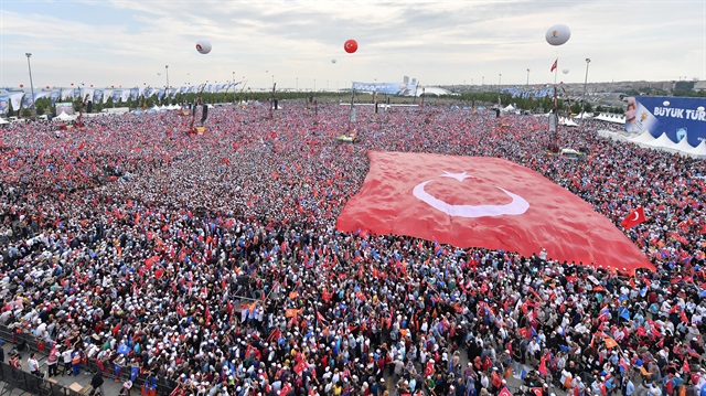 Yenikapı mitinginde dev Türk bayrağı açıldı. 