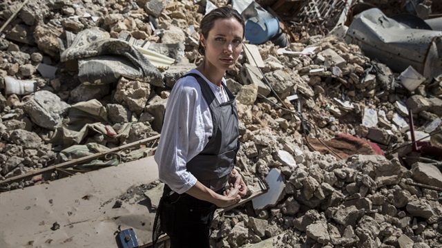 Angelina Jolie Musul ziyaretinde insanların her şeylerini kaybettiğini, evlerinin yıkıldığını, yoksul olduklarını, ellerinde çocukları için ilaç olmadığını ve çoğunun su dahi bulamadığını ifade etti.