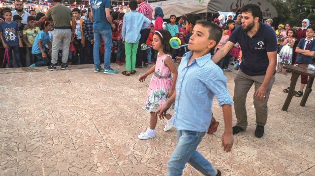 İdlip ve Kilis’te açtığı merkezlerde himaye eden Türkiye merkezli Selam Derneği’nin bayram özel etkinliklerini gözlemledi.