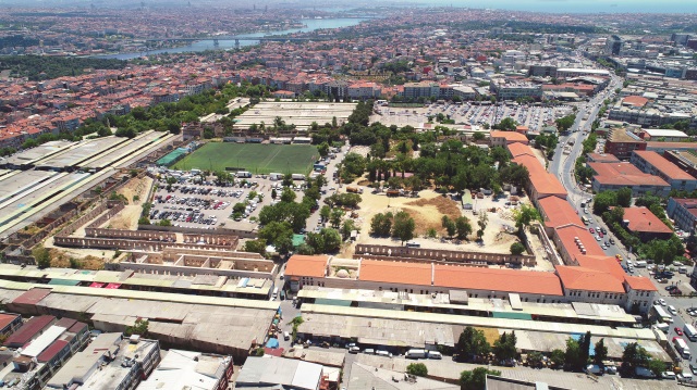  Havadan görüntülenen Rami Kışlası, proje çalışması bittiğinde 220 bin metrekarelik kullanım alanı ile İstanbul’un kültür ve sanat alanında cazibe merkezlerinden biri olacak.