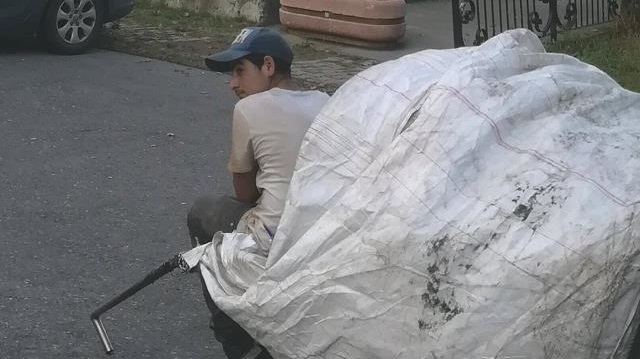 Sosyal medya kullanıcıları hesaplarından kağıtçı çocuğun resmini paylaştı.