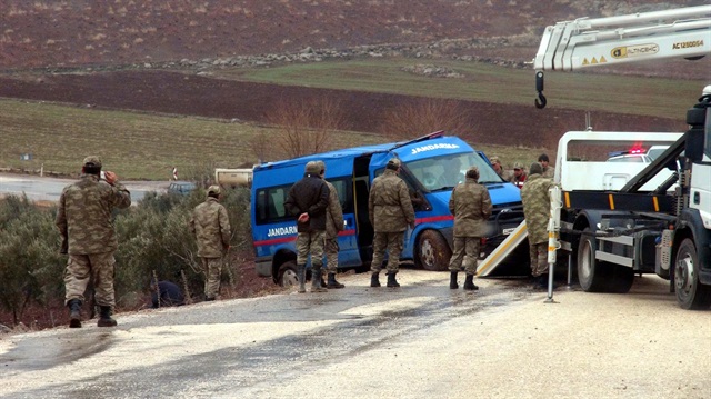 Askeri aracın devrilmesinin ardından bölgeye sağlık ekipleri sevk edildi.