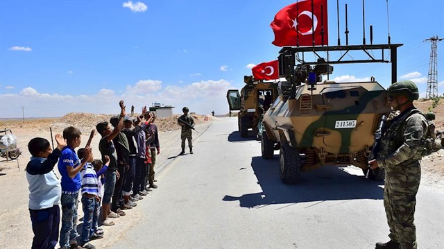 Münbiçli çocuklar Türk askerini selamlarken. 