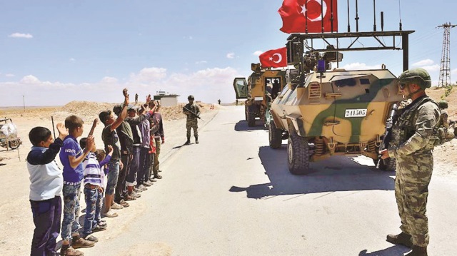 TSK konvoyu, muhtemel PKK tacizlerine karşı helikopter ve İHA’larla havadan da desteklendi. Çocuklar, bölgeye ayak basan Mehmetçiğe sevgi gösterisinde bulundular.