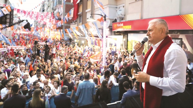 Başbakan Binali Yıldırım, İzmir’in Bayraklı ilçesinde coşkulu bir kalabalığa hitap etti. Yıldırım, Bayraklı Sevgi Yolu’ndaki mitingde İzmir ve tüm Türkiye’nin coşkusu ile çok daha büyük zaferlere imza atacaklarını söyledi.