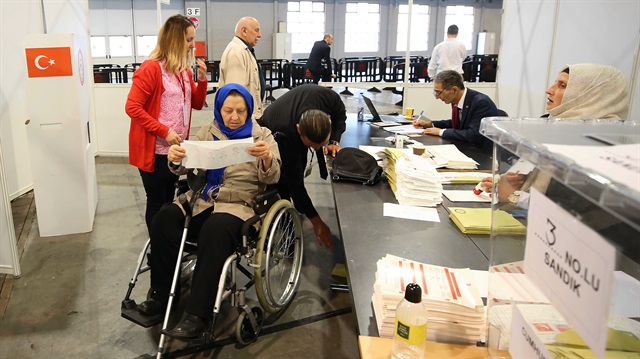 Brüksel'de Engelliler, vatandaşların yardımıyla oy kullandı