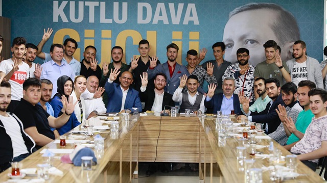 İyi Parti Körfez İlçe Gençlik Kolları teşkilatından 40 üye, görevlerinden istifa ederek AK Parti'ye geçti.