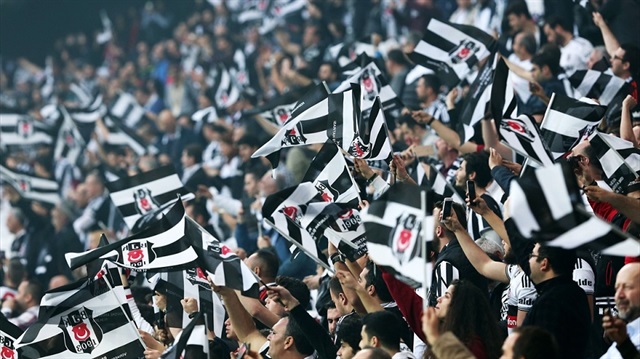Beşiktaş taraftarları, kulübün gündemindeki isimlere sosyal medyadan çağrıda bulunuyor.