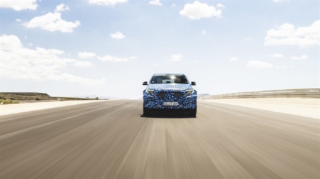 Teknik özellikleri bakımından da henüz bir açıklama yapılmayan otomobilin performans testleri sürerken, bazı konularda yeni Jaguar i-Pace ve Tesla Model X’e benzerlik gösterdiği ifade ediliyor.
