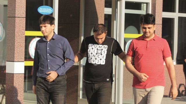 Operasyonda gözaltına alınan FETÖ’cüler sağlık kontrolünden geçirildi.