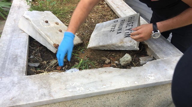 İstanbul'da arama yapan timler mezar taşının altında zulananan uyuşturucu maddeleri ele geçirdi.