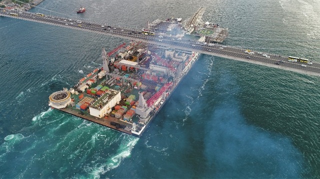 Dünyanın en büyük inşaat gemisi Pioneering Spirit, İstanbul Boğazı’ndan geçişi havadan görüntülendi.