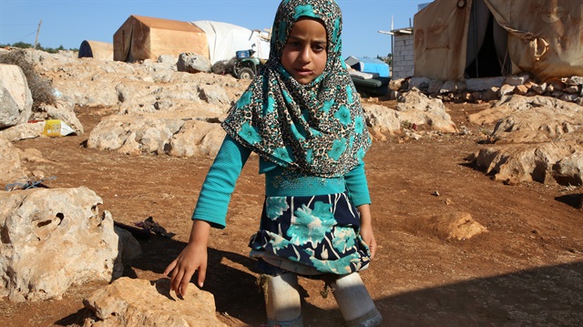 Suriyeli engelli kız çocuğu Maya, babasının PVC boru ve konserve kutudan yaptığı "ayaklarıyla" okuluna gidiyor. 
