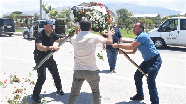 Malatya'daki cenaze töreninde, şehit yakınları CHP çelengini parçaladı. 