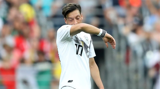 Mesut Özil'e bir destek de Alman futbolunun efsane isimlerinden Hamann'dan geldi.