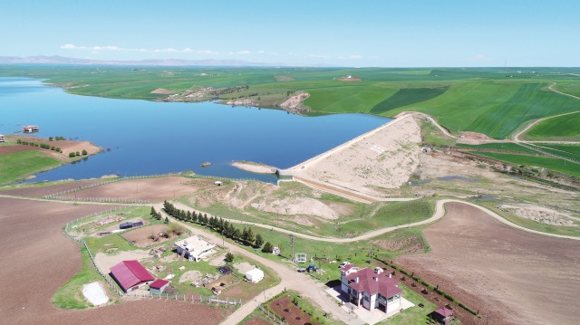 8 baraj ve 23 sulama tesisinden oluşan Silvan Projesi’nin 2023 yılında tamamı faaliyete geçtiğinde 305 bin kişiye iş, ülke ekonomisine yıllık 1,2 milyar lira katkı sunulacak.
