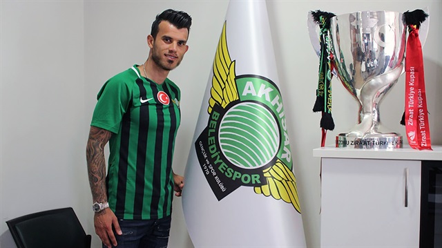 Güray Vural, Akhisarspor'la 3 yıllık sözleşme imzaladı.
