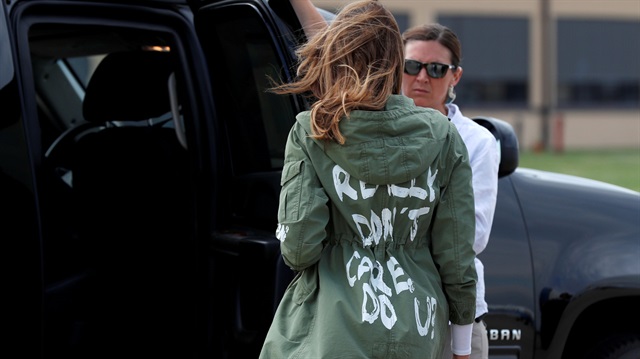 Melanie Trump'ın ziyaret sırasında giydiği ceketin sırt kısmında "Gerçekten umursamıyorum. Ya sen?"  yazıyordu. 