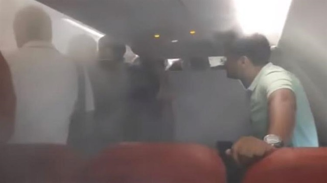 Pilot yolcuları indirmek için klimayı sonuna kadar açarak uçak içinde büyük panik yaşanmasına sebep oldu.