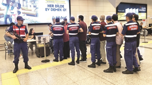 FETÖ ve DHKP-C üyeliğinden tutuklu 31 kişi Atatürk Havalimanı’nda oy kullandı.