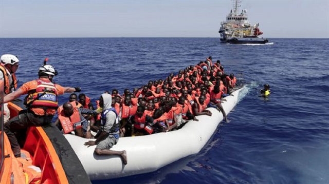 قارب يحمل مهاجرين أفارقة نحو أوروبا