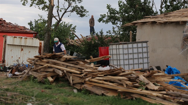 Edirne'deki şiddetli fırtına evlerin çatısını uçurdu​
