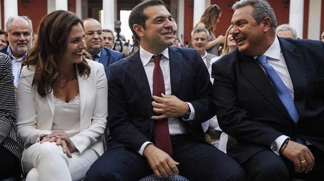 Kravat takmamasıyla bilinen Yunanistan başbakanı Çipras, verdiği söz üzerine ilk kez kameralar karşısına geçti. 