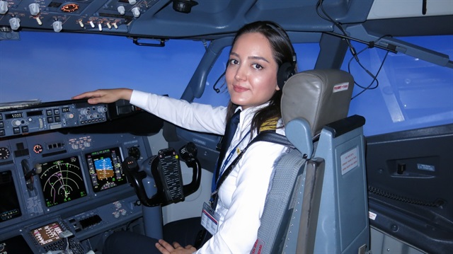 THY’nin Eğitim Uçuş Merkezi’nde pilot adayları, teorik eğitimlerini sınıflarda, pratik eğitimlerini ise hem simülatörlerde hem de uçaklarda yapıyor.