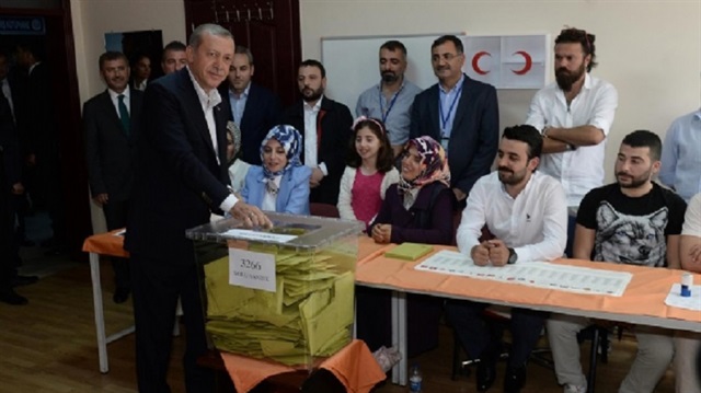 الرئيس التركي رجب طيب أردوغان يدلي بصوته في الانتخابات الرئاسية
