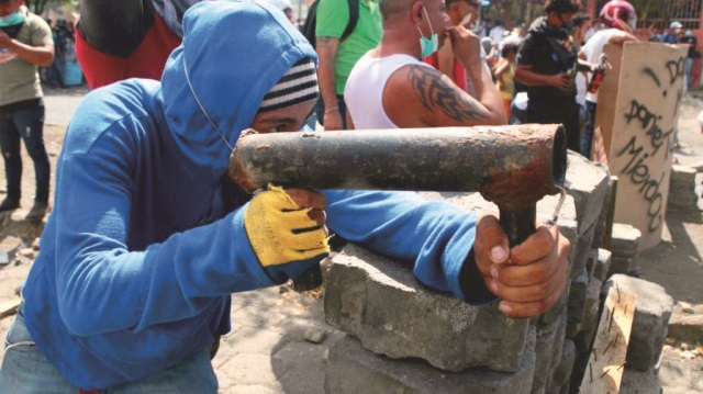 Nikaragua’da hükümet karşıtı bir eylemci ev yapımı havan topunu ateşledi.
