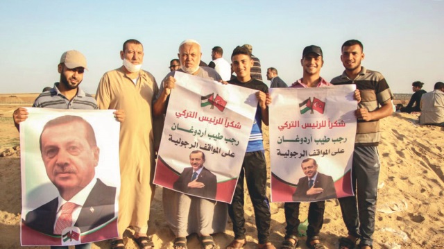Gazze sınırında Büyük Dönüş Yürüyüşü için toplanan Filistinliler, Cumhurbaşkanı Recep Tayyip Erdoğan’a teşekkür gösterisi düzenledi.