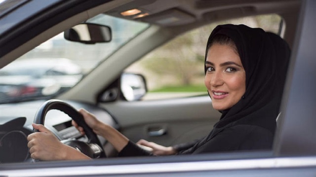 امرآة سعودية تقود سيارة لأول مرة