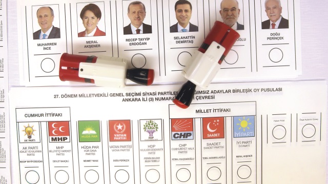 Oy kullanmaya giden vatandaşlar Türkiye tarihinde ilk kez hem cumhurbaşkanını hem de Meclis'e girecek milletvekillerini seçecek. 