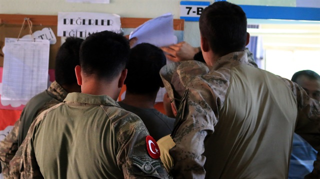 Afrin'de görev yapan Mehmetçik, Hatay'da oy kullandı.