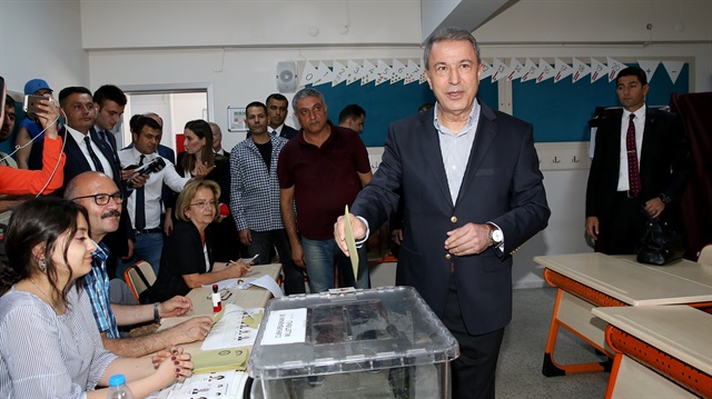 Hulusi Akar, Ankara'da oy kullandı.