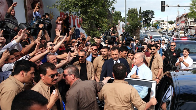 أردوغان يلقي التحية لمجموعة من المواطنين