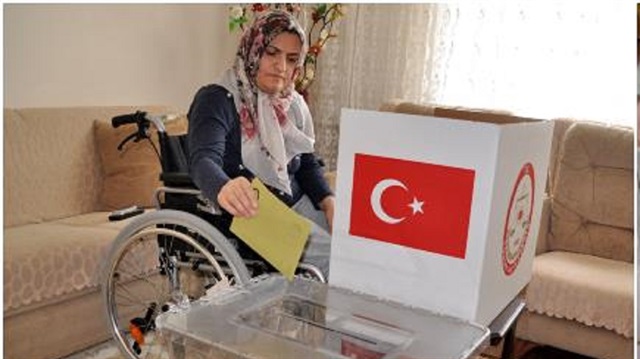 لأول مرة : عجوز تركية تدلي بصوتها في صندوق انتخابي جوّال من منزلها

