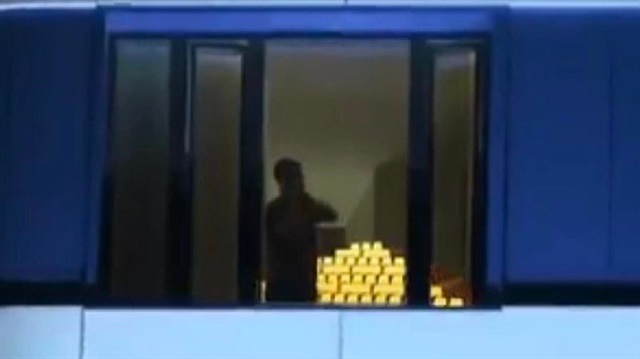 Uykusu kaçan Ronaldo camın önüne geldi ve taraftarlardan sessiz olmalarını istedi.