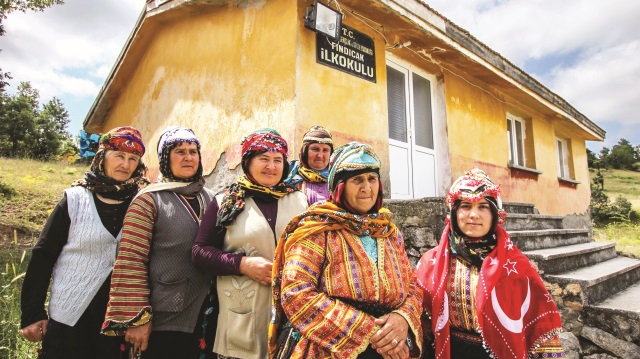 Kütahya’nın Domaniç ilçesine bağlı Fındıcak köyünde yaşayan yörük kadınlar yöresel kıyafetlerini giyerek oy kullandı.