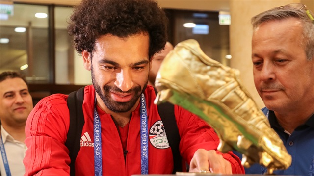 Player of the Egyptian national soccer team Mohamed Salah receives a cake, weighing 100 kilograms and decorated with a golden football boot, as a present on his birthday during a ceremony in the Chechen capital Grozny, Russia June 16, 2018.
