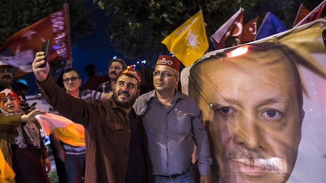 Vatandaşlar, Cumhurbaşkanı Erdoğan ve AK Parti'nin zaferini kutladı. 