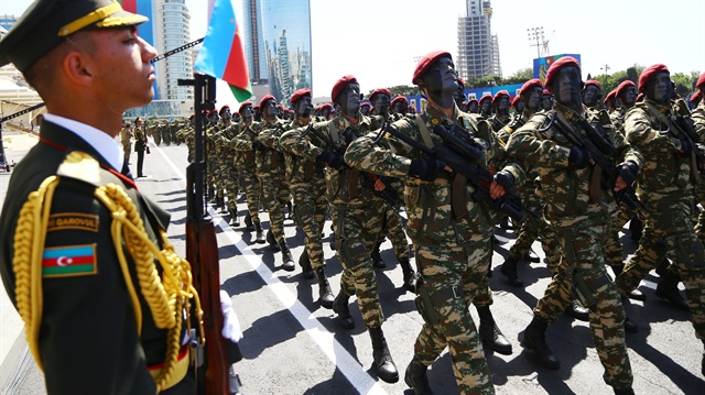 Azerbaycan ordusu kuruluşunun yüzüncü yılında gövde gösterisi yaptı. 