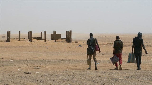 Yemen sınırından çıkarılıp zorlu yolculuğa başlayan göçmenler.
