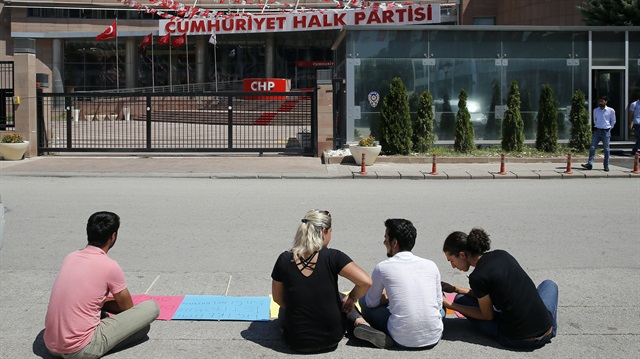 ​CHP Denizli Gençlik Kolları'ndan bazı gençler CHP Genel Merkezi önünde oturma eylemi yaptı.