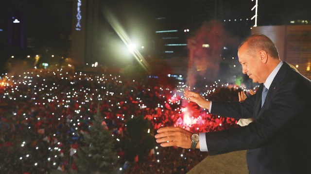 Yeni sistemin ilk Cumhurbaşkanı olan Erdoğan, kendisinin ve AK Parti’nin seçim zaferini yaptığı balkon konuşmasıyla milletle birlikte kutladı.